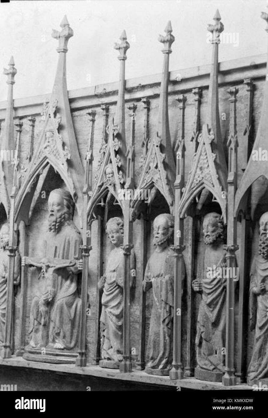 L'église de Tofta, située à Tofta, en Suède, est une église médiévale dont les origines remontent au XIIe siècle. La structure actuelle comprend une tour du XIIe siècle et une nef et un chœur du XIVe siècle. L'église abrite des fresques médiévales, des vitraux et des fonts baptismaux du XIIe siècle. Un artefact notable est une coiffe postale bien conservée de la guerre civile de 1288, découverte lors d'une restauration en 2004. Banque D'Images