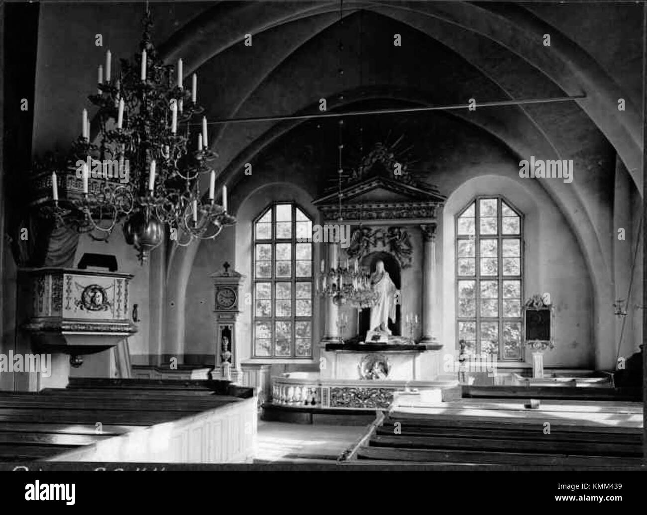 Tuna Kyrka, situé en Suède, est une église historique avec des caractéristiques architecturales remarquables. Sa préservation est importante dans le patrimoine culturel suédois, et il sert de lieu de culte et d'intérêt historique. Banque D'Images Tuna Kyrka, situé en Suède, est une église historique avec des caractéristiques architecturales remarquables. Sa préservation est importante dans le patrimoine culturel suédois, et il sert de lieu de culte et d'intérêt historique. Banque D'Images