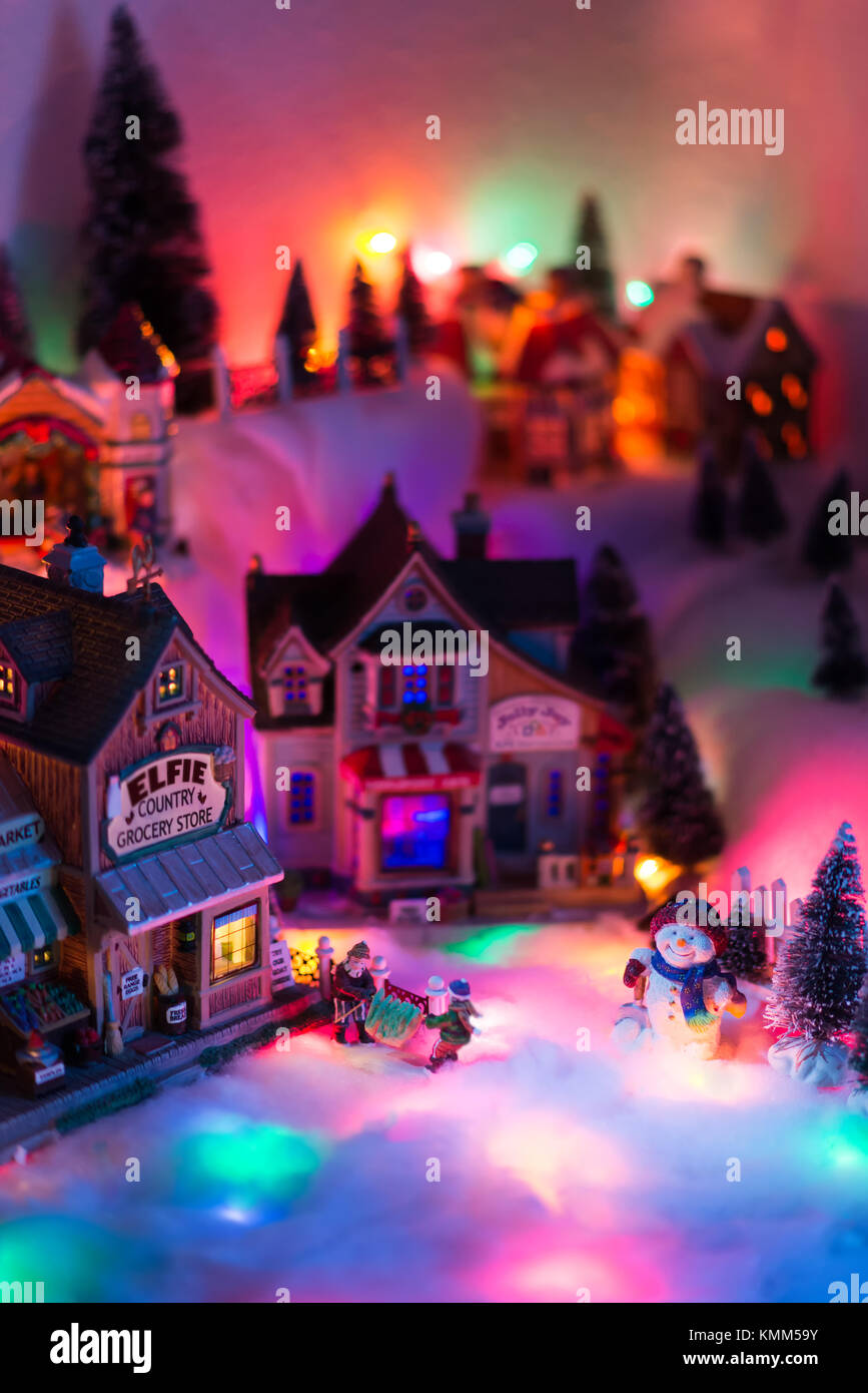 Haut de l'antenne vue en perspective de temps de Noël dans la ville de conte de fées d'elf miniatures avec happy snowman debout tandis que deux autres personnes stac Banque D'Images