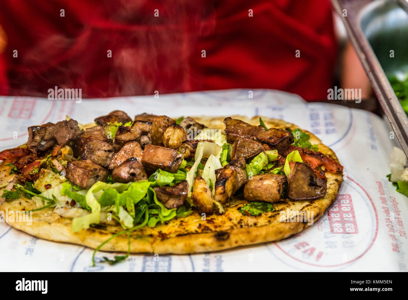 Man main préparer de délicieux grillés shish kebab turc du foie plus de servir. lavash Banque D'Images