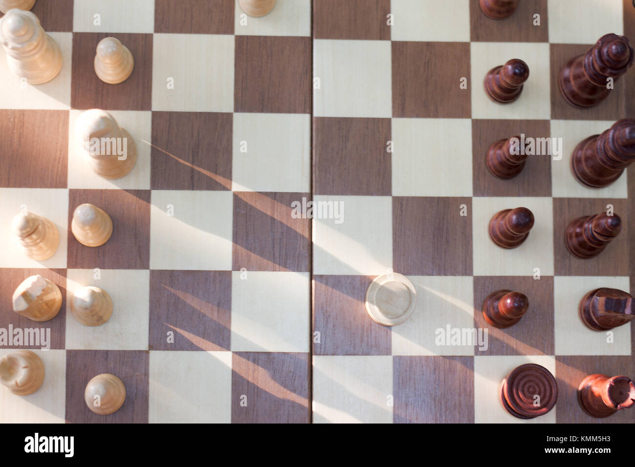 Une photo d'un échiquier et pièces d'échecs en bois, pièces d'échecs sur un échiquier Banque D'Images