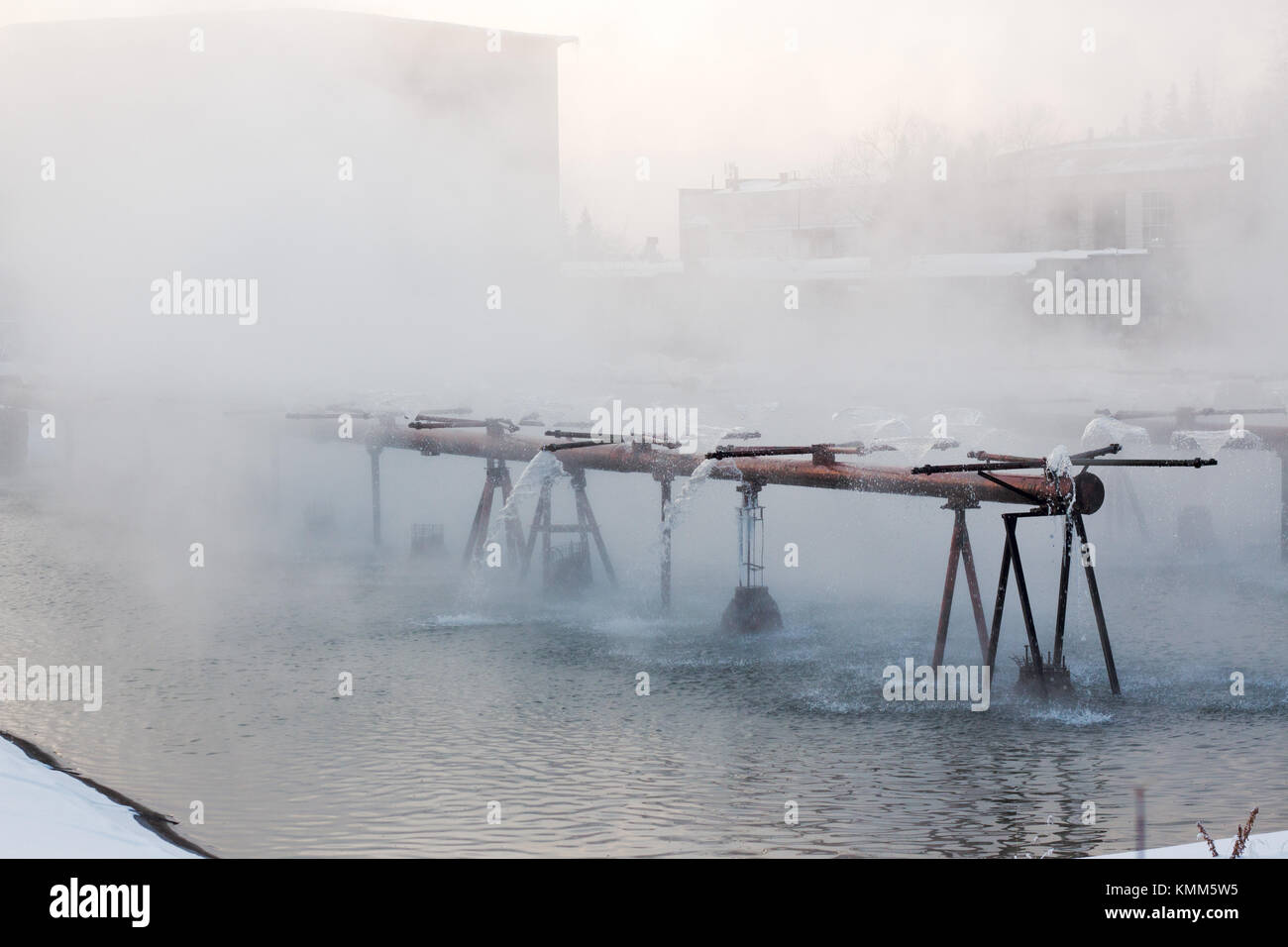 Les eaux usées dans le bassin de décantation secondaire de traitement des eaux usées. C'est la dernière étape du processus de nettoyage avec la suppression du dernier petit pa Banque D'Images