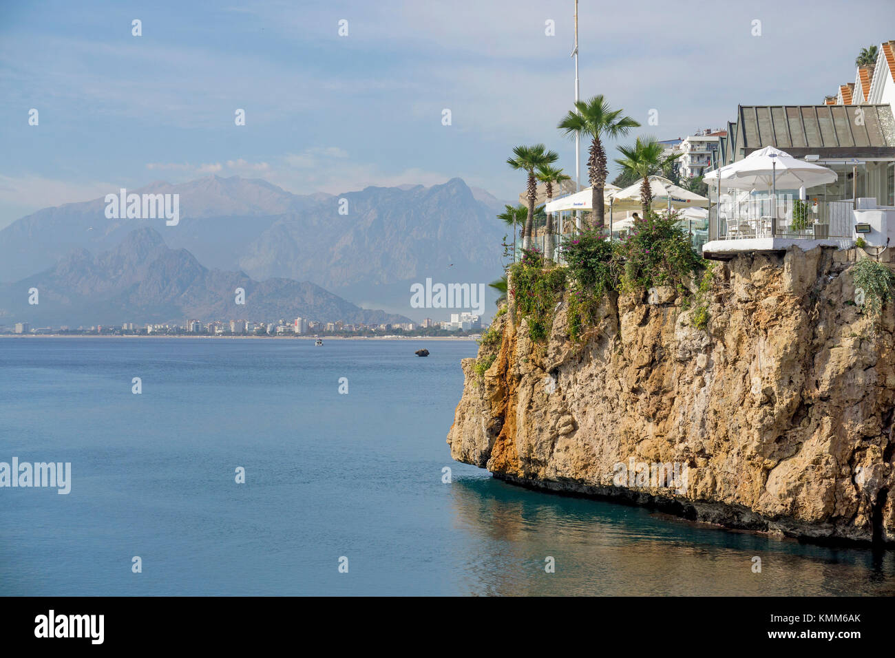 Restaurant idyllique sur falaise, côte paysage avec les montagnes du Taurus, la vieille ville de Kaleici, Antalya, Turkish riviera, Turquie Banque D'Images