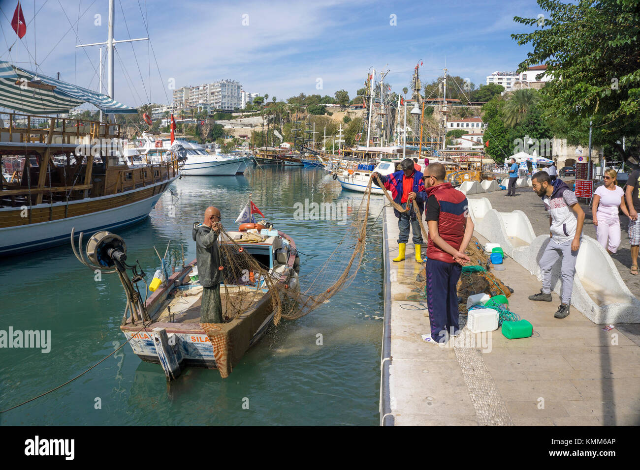 Les pêcheurs au travail, Port, Vieille ville de Kaleici, Antalya, Turkish riviera, Turquie Banque D'Images
