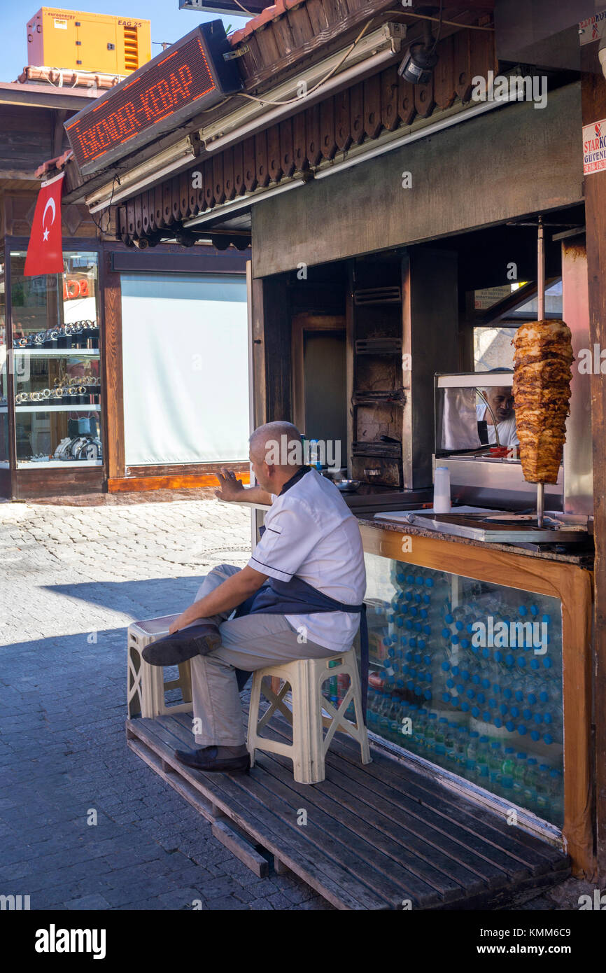Pour les clients en attente vendeur döner kebab, dans la vieille ville de Side, riviera turque, Turquie Banque D'Images