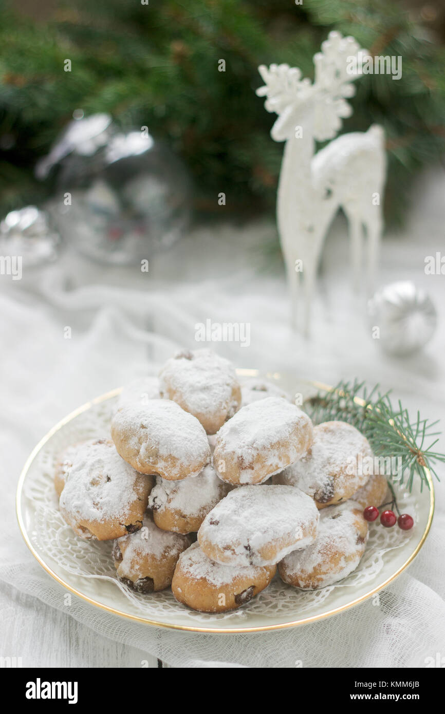 Mini stollen stollen ou de bonbons dans l'arrière-plan avec un cerf figure, des boules de noël et de branches de sapin. Banque D'Images
