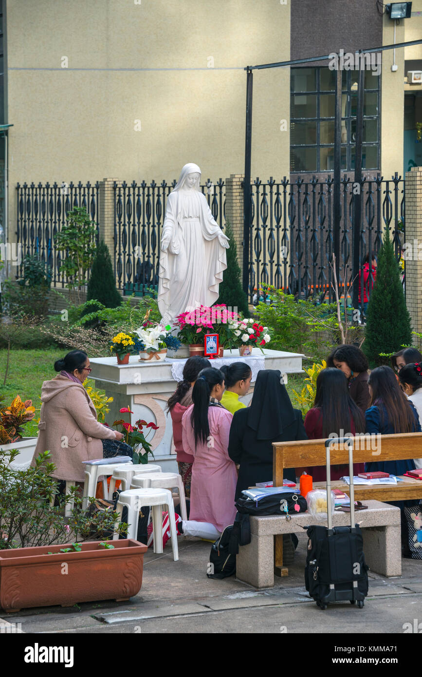 La prière à l'extérieur rassemblement à Christ Roi Chapelle, Causeway Bay, Hong Kong Banque D'Images