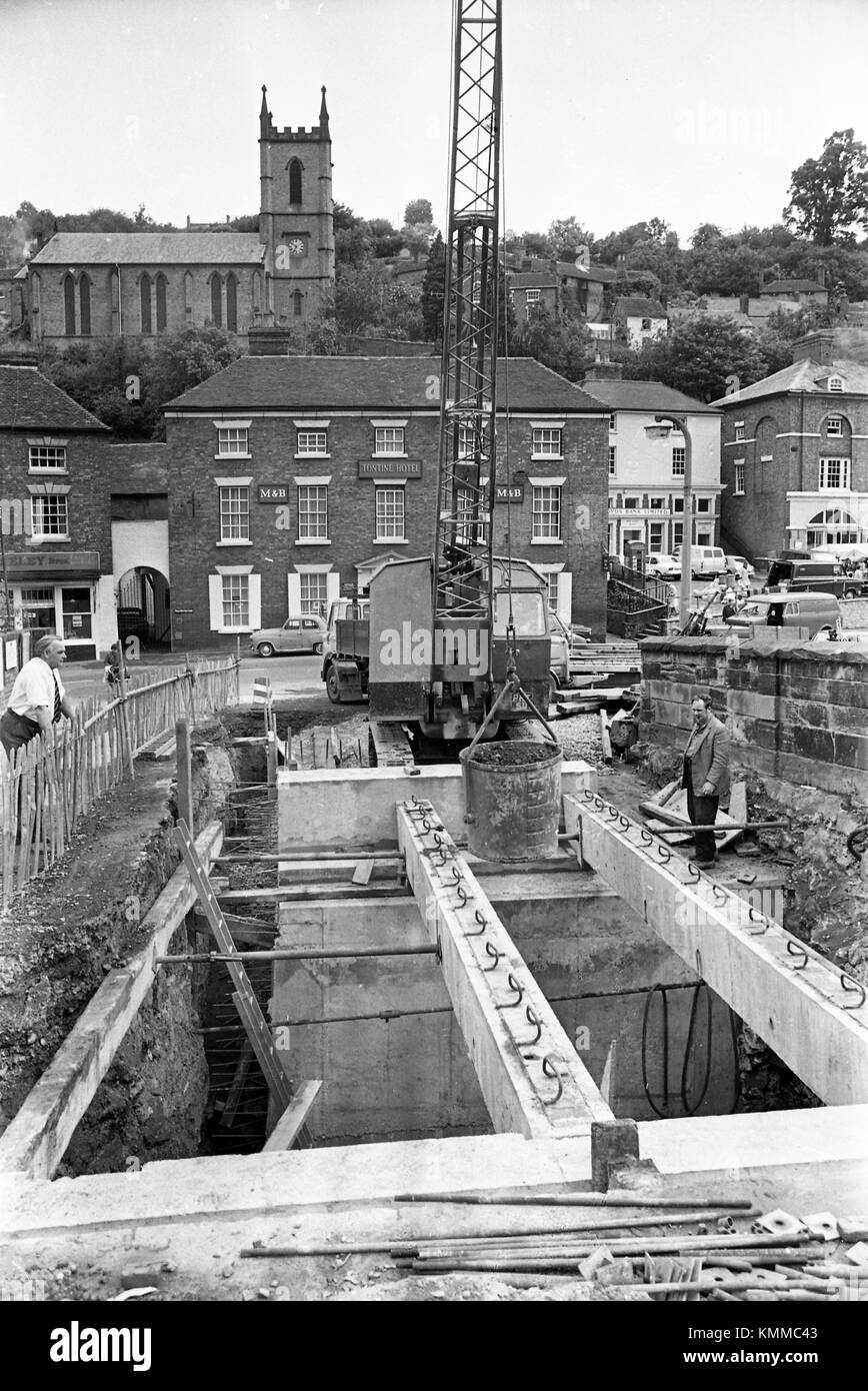 Travaux en cours pour stabiliser l'Ironbridge dans le Shropshire en 1972. Photo de DAVID BAGNALL Banque D'Images