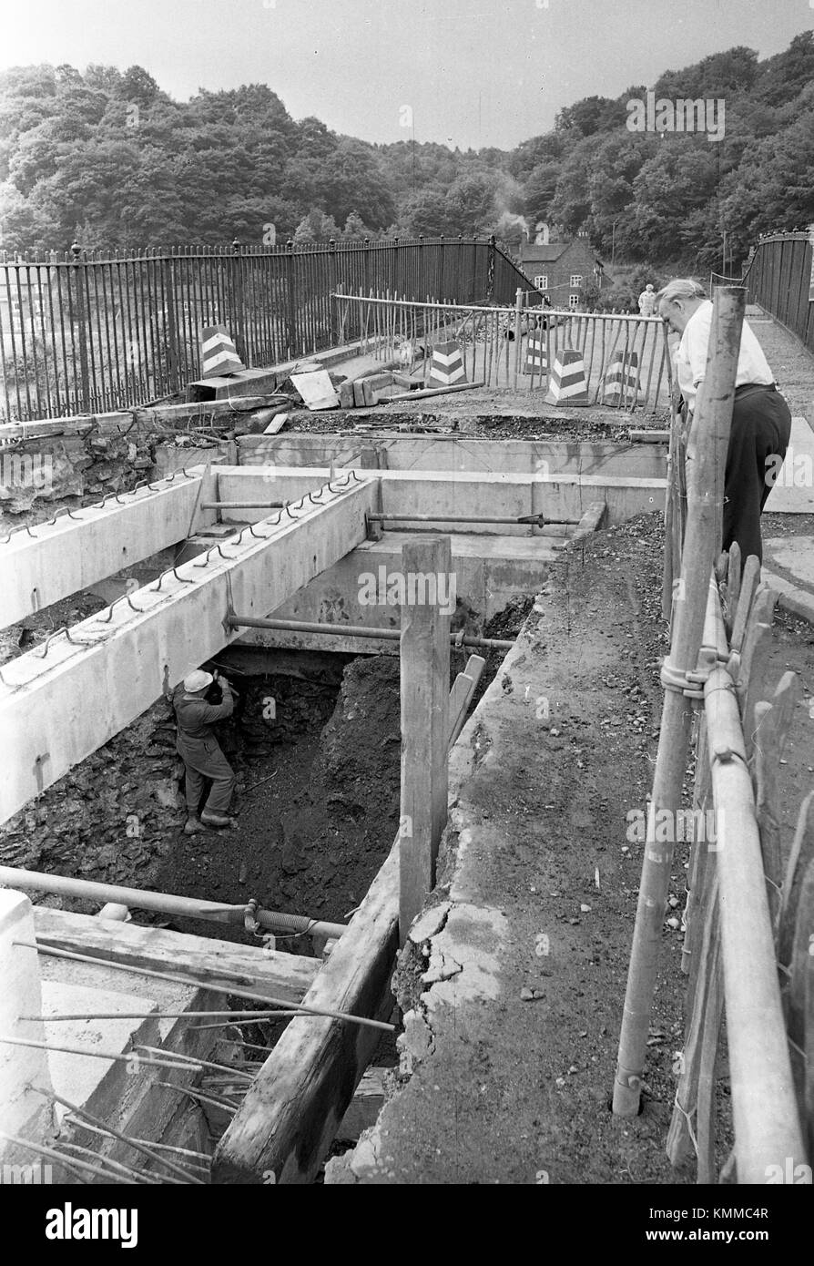 Travaux en cours pour stabiliser l'Ironbridge dans le Shropshire en 1972. Photo de DAVID BAGNALL Banque D'Images