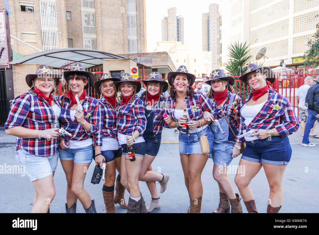 La nouvelle ville de Benidorm fancy dress jour groupe de femmes vêtues comme cowgirls en short Banque D'Images
