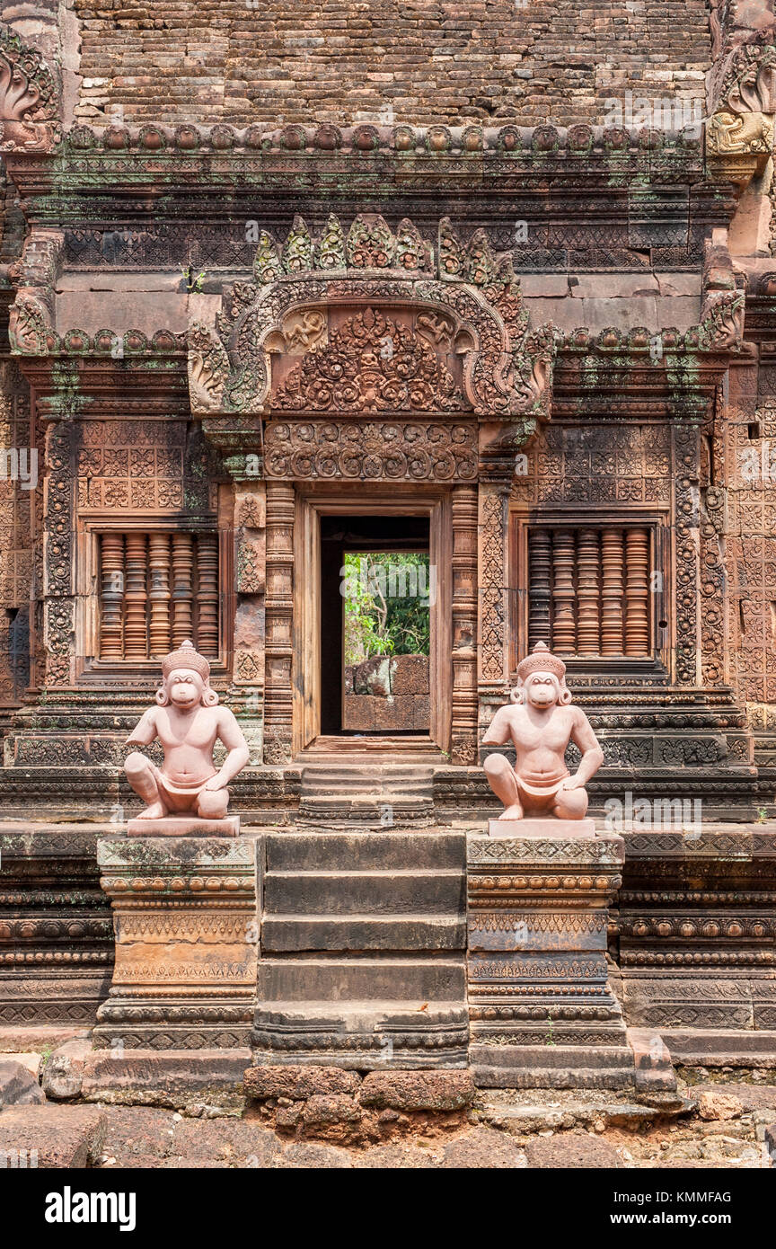 Détail architectural à Banteay Srei, un temple hindou du 10ème siècle à Siem Reap, Cambodge dédié à Shiva. Banque D'Images