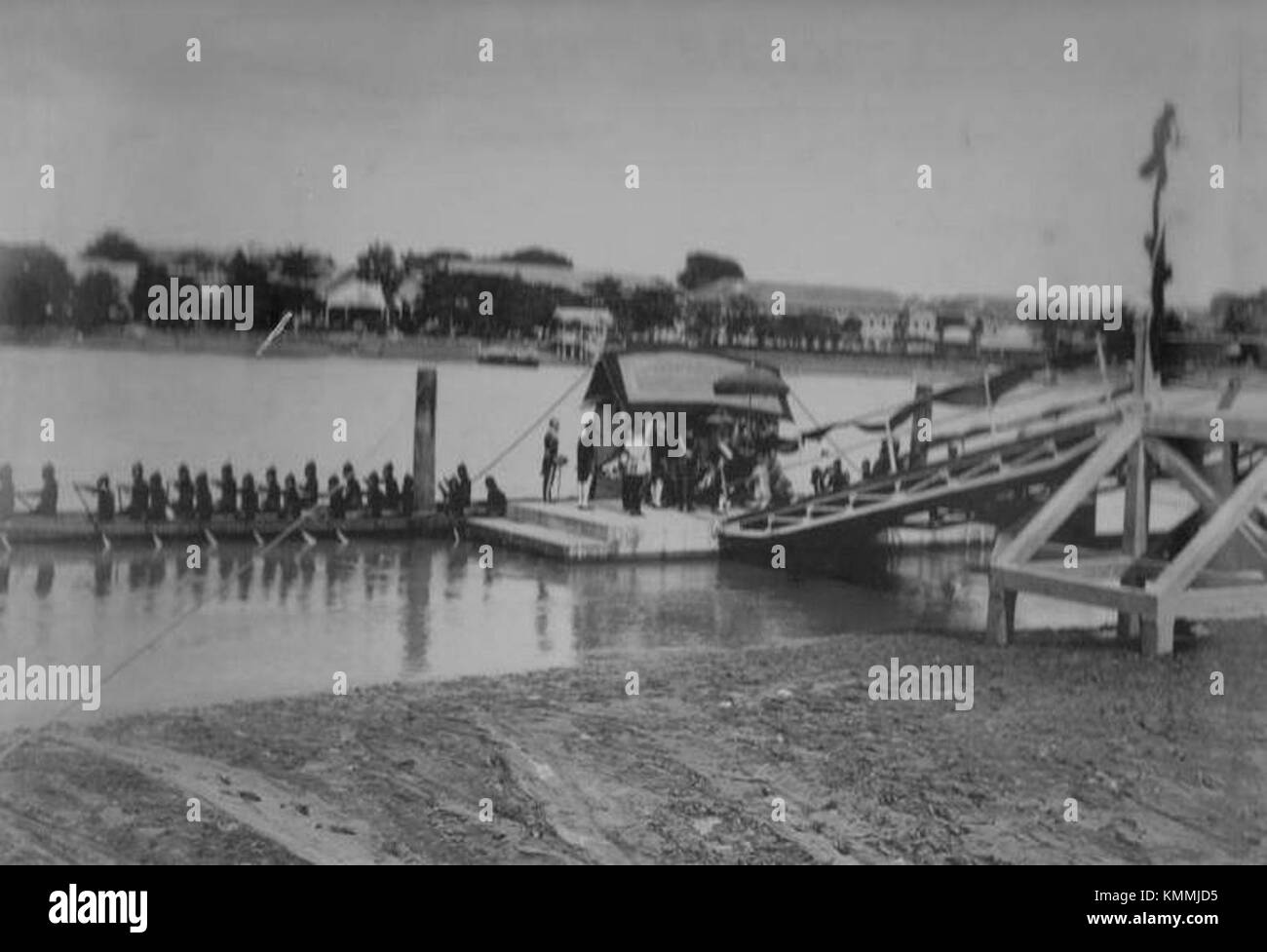 Phra long de Chakrabongse Bhuvanath est une figure cérémonielle de l'histoire thaïlandaise, associée aux processions royales impliquant la barge royale. Ce transfert souligne l'importance des traditions royales thaïlandaises et l'importance culturelle des processions royales en barge. Banque D'Images