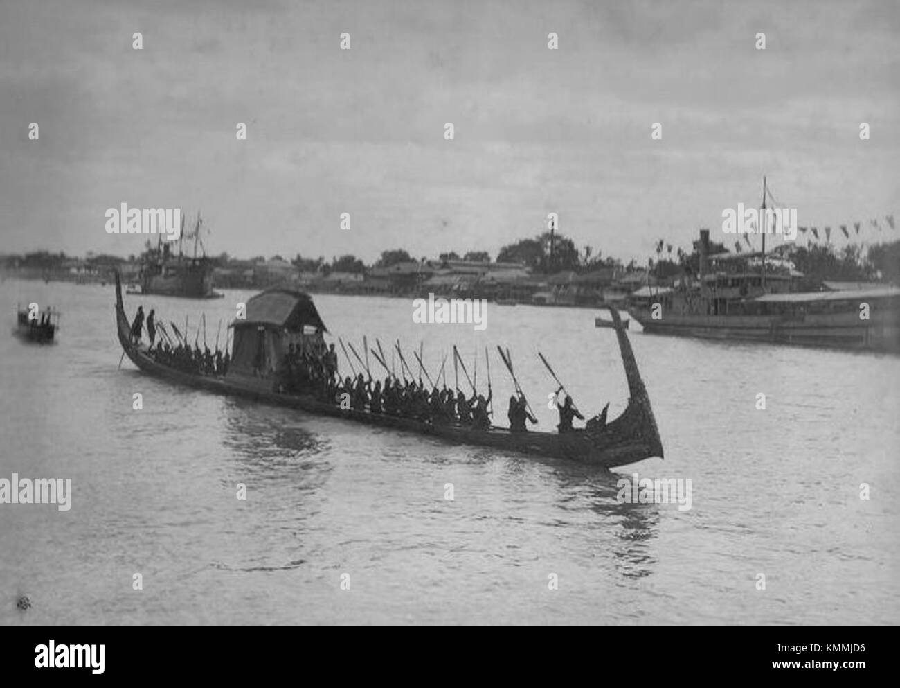La barge royale, utilisée pour transporter Phra long de Chakrabongse Bhuvanath, est une pièce emblématique du patrimoine royal thaïlandais. Le voyage de Siriraj Pier à Wasukri Pier souligne l'importance culturelle des cérémonies royales en Thaïlande. Banque D'Images
