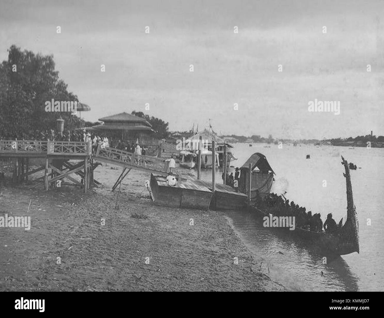 Phra long, une barge royale thaïlandaise, a été déplacée de son amarrage à la jetée de Wat Rachathiwat au Palais Parutsakawan. Cette décision souligne l'importance historique de la barge et son association avec les cérémonies royales thaïlandaises. Banque D'Images