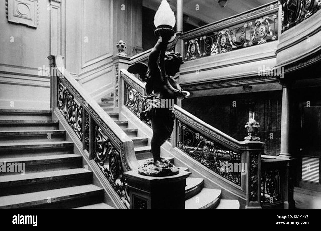 Le RMS Olympic, navire jumeau du Titanic, comportait un grand escalier dans la partie arrière du navire. Cette caractéristique emblématique a été conçue avec un savoir-faire complexe, symbolisant le luxe et l'opulence des paquebots du début du XXe siècle. Banque D'Images