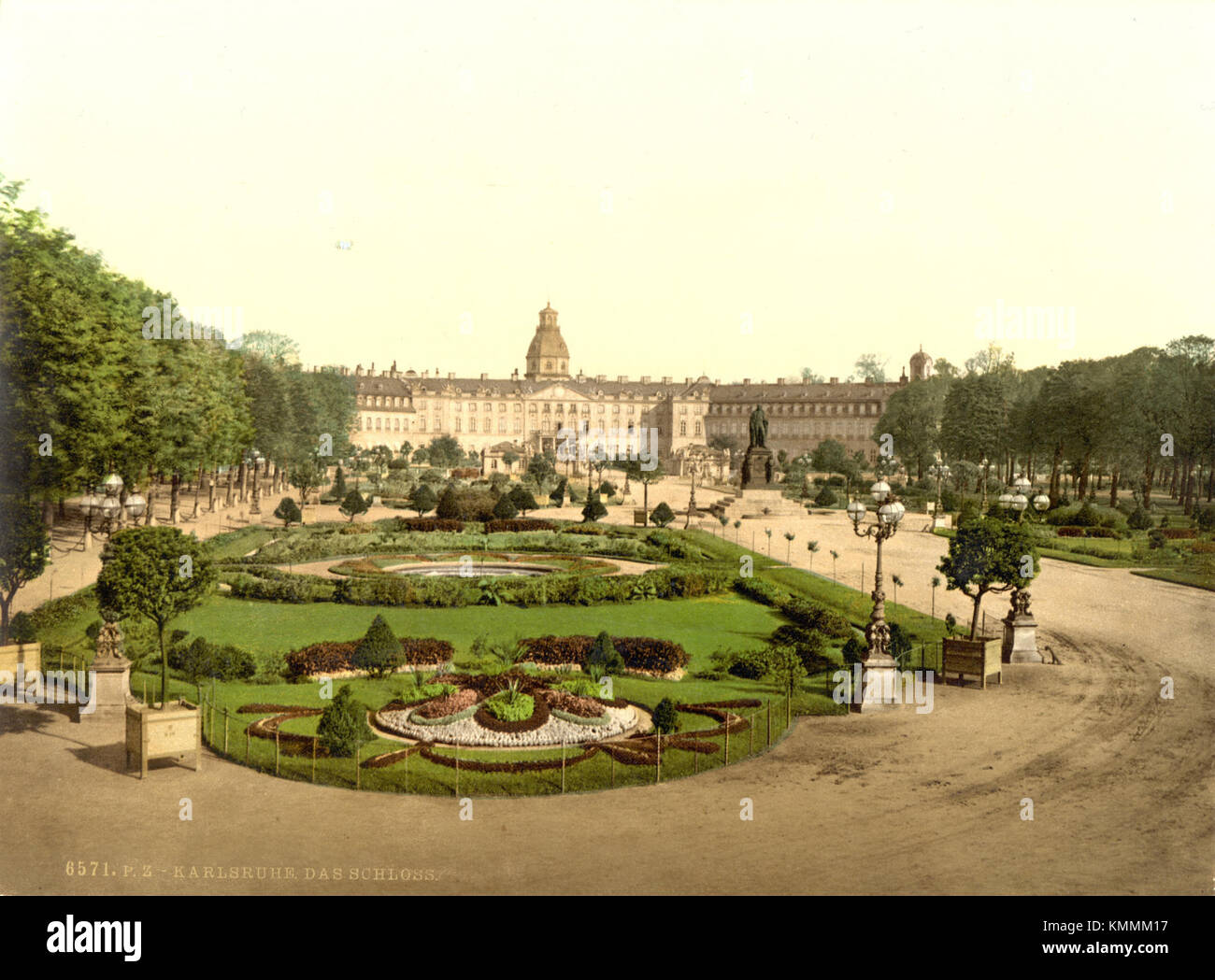 Schloss Karlsruhe, un grand palais historique en Allemagne, photographié en 1900. Le palais est connu pour son architecture baroque et son importance culturelle dans la région. Banque D'Images