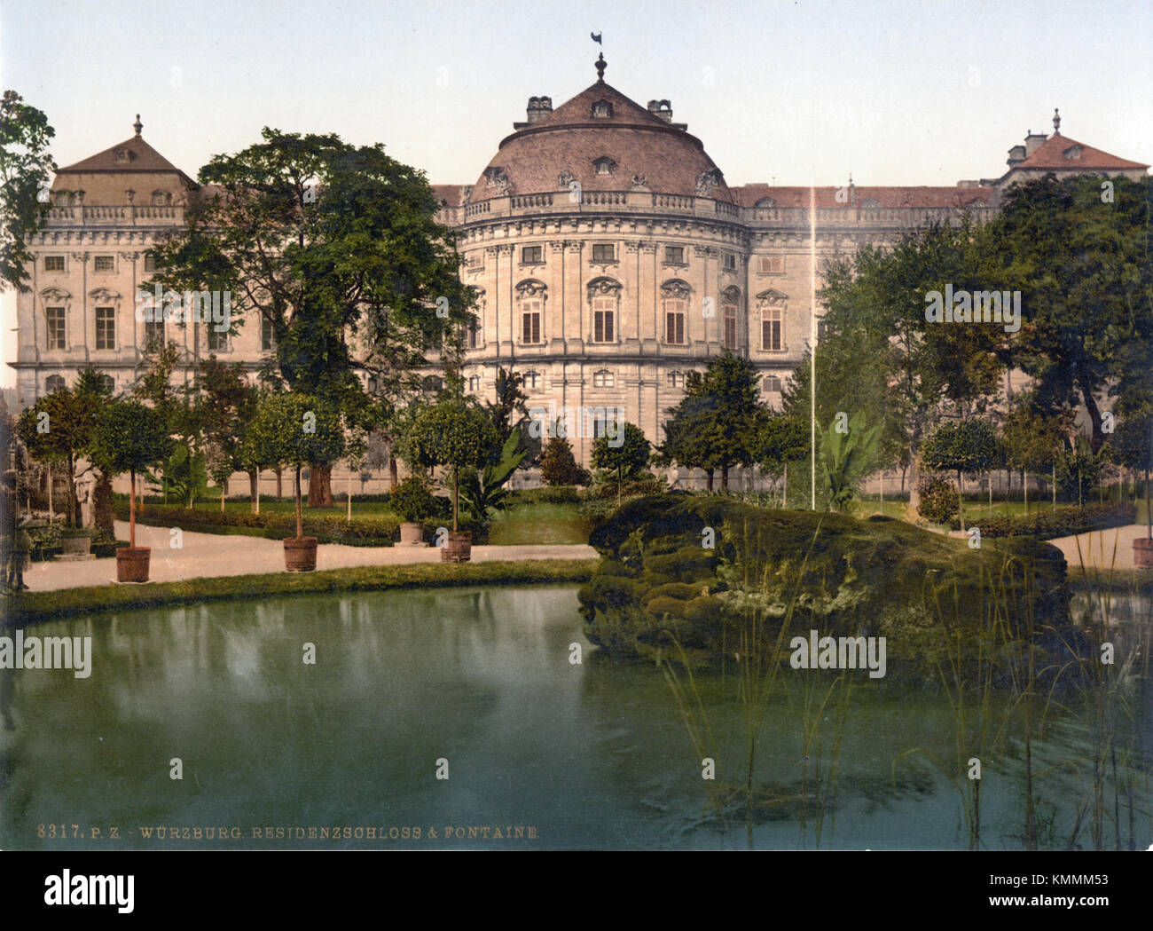 Une photographie historique de Residenzschloss Würzburg, un grand palais baroque en Allemagne. L'image, prise vers 1900, montre la beauté architecturale du palais et son importance en tant que site classé au patrimoine mondial de l'UNESCO. Banque D'Images