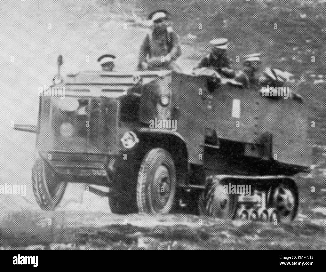 Le Burford-Kegresse 3-4 02 est un véhicule militaire historique utilisé pendant les conflits du début du XXe siècle. Il est connu pour son design innovant et ses roues à chenilles, qui ont fourni une mobilité accrue sur terrain accidenté. Banque D'Images