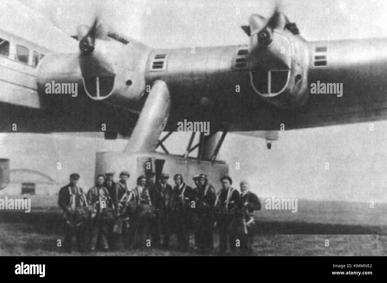 Le Kalinin K-7 était un bombardier lourd expérimental soviétique datant du début des années 1930, doté d'un design unique avec des flèches doubles et de grandes nacelles sous l'aile abritant un train d'atterrissage fixe et des tourelles de mitrailleuses. Son envergure était de 53 mètres, pouvant accueillir jusqu'à 120 passagers dans sa version civile. Le projet a été annulé après un crash lors d'un vol d'essai en 1933. Banque D'Images