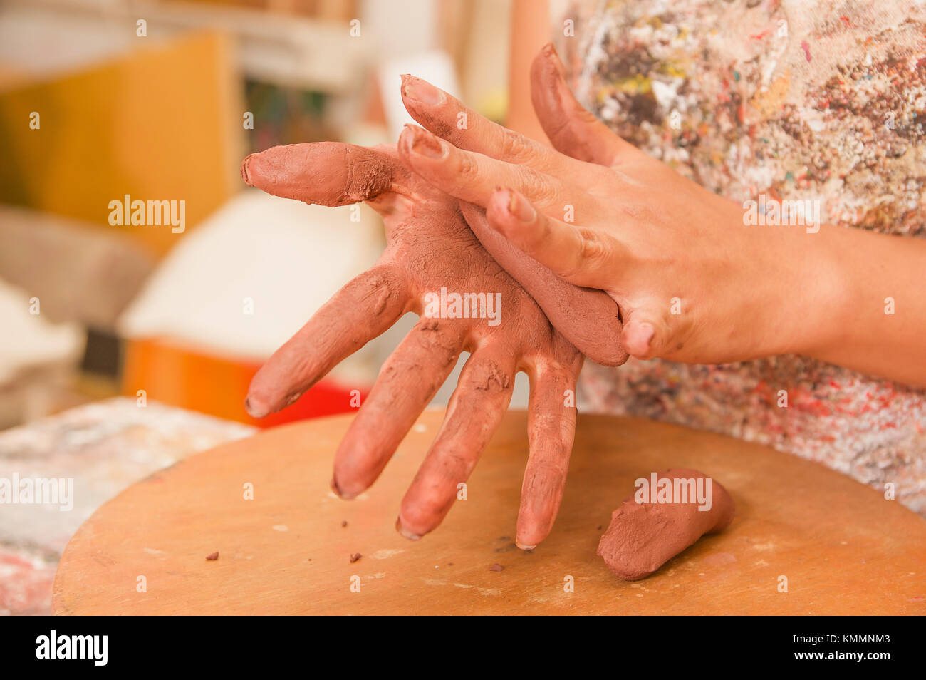 Gros plan du céramiste femme mains travaillant sur sculpture sur table en bois en atelier Banque D'Images