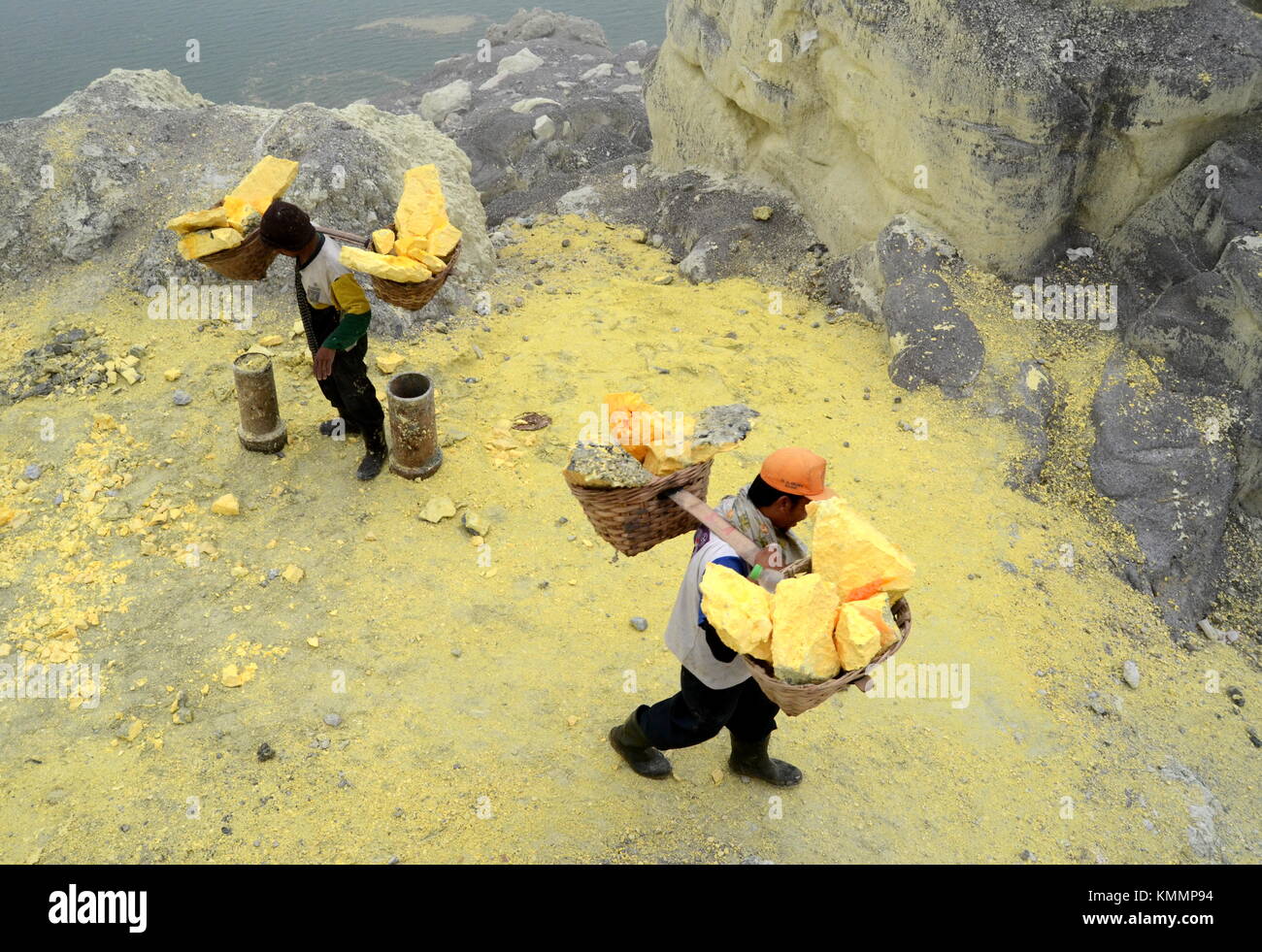 Mineur en soufre Kawah Ijen transporter 80 kg de soufre dans le dos sur un volcan extrême de l'environnement. Banque D'Images