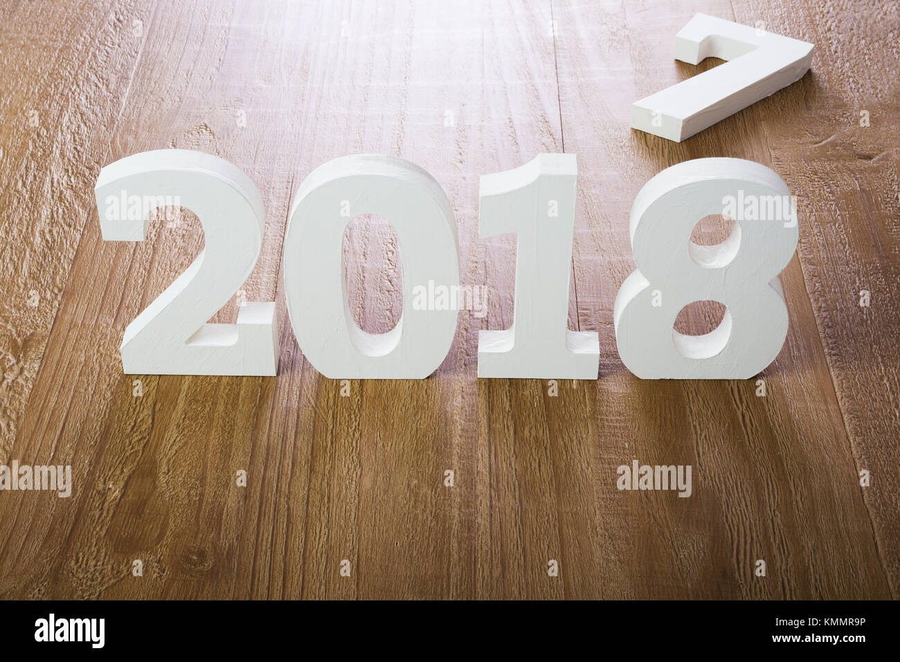Chiffres 2018 blanc et 7 chiffres sur fond de bois rustique comme concept de nouvel an et de noël. Banque D'Images