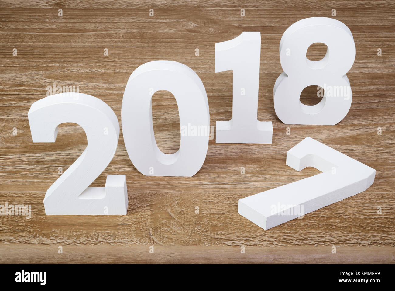Chiffres 2018 blanc et 7 chiffres sur fond de bois rustique comme concept de nouvel an et de noël. Banque D'Images