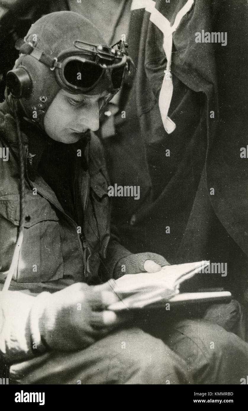 Wing-commandern H.H. Winfield prêt à vol au dessus de pôle magnétique nord, Royaume-Uni Juillet 1945 Banque D'Images