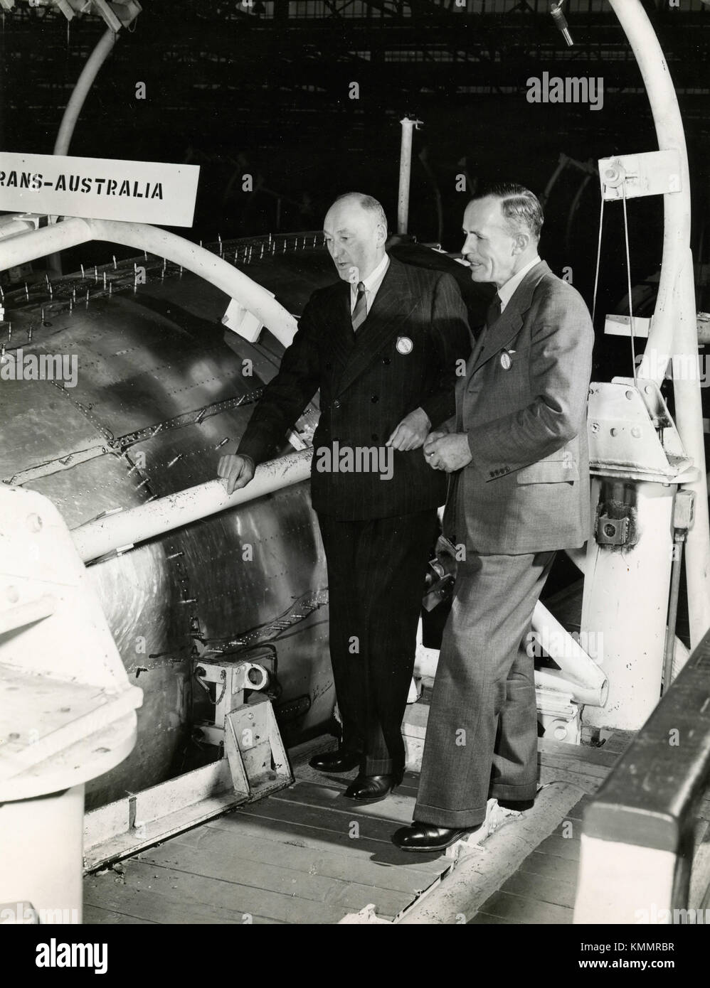 A.W. Coles et Lester Cerveau, président et directeur général d'Trans-Australia Airlines, 1947 Banque D'Images