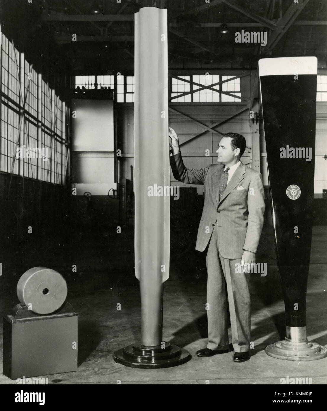 Francis R. O'Leary de Curtiss-Wright inspecte un hollow-hélice en acier tube, USA 1950 Banque D'Images