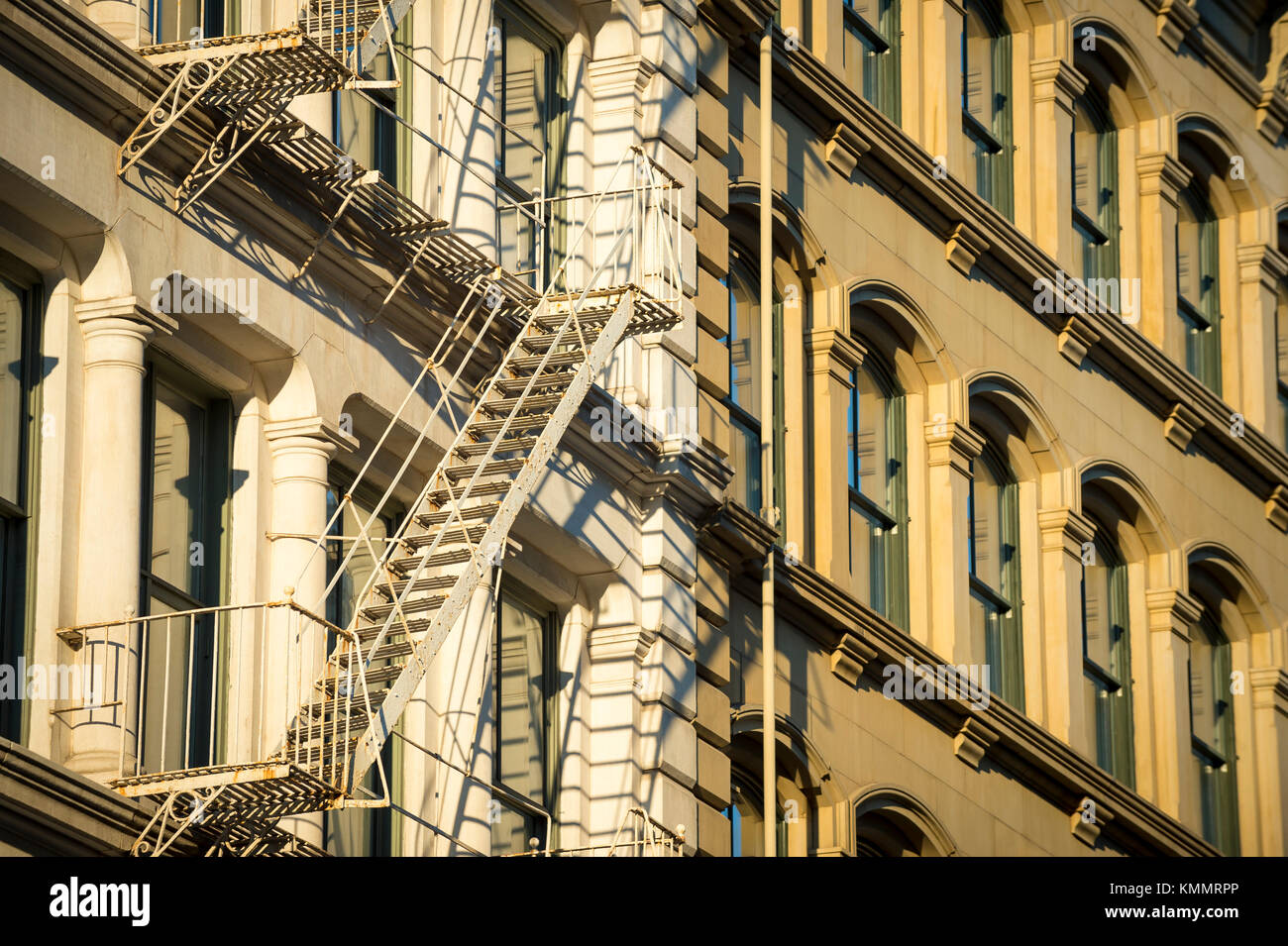 Vue détaillée de l'architecture traditionnelle de feu s'échappe dans le quartier historique de fer de fonte de Soho, dans le centre-ville de Manhattan, new york city Banque D'Images