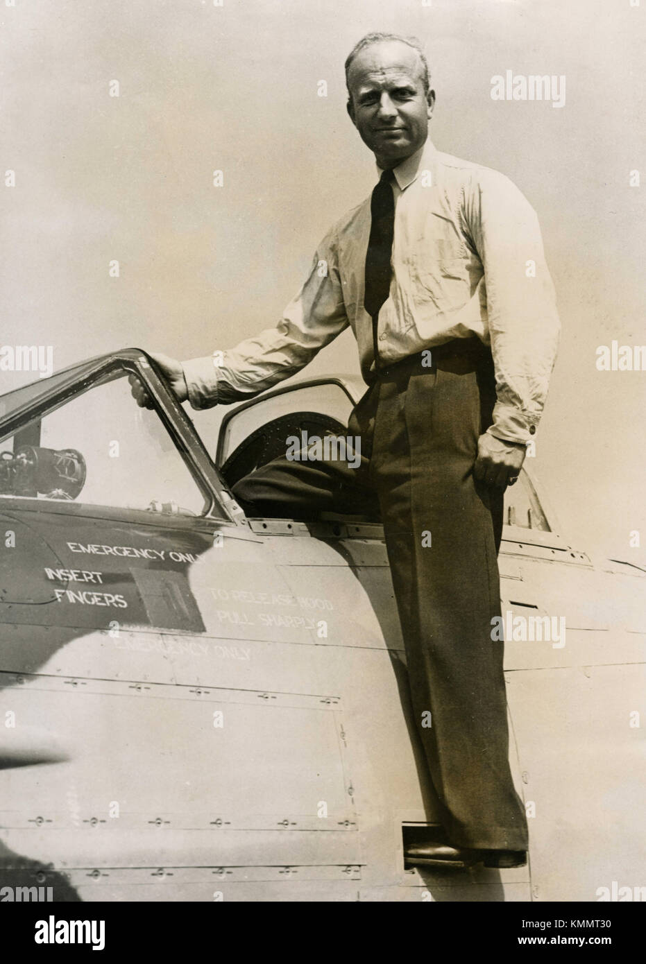 Prix du colonel Edward M. Donaldson debout dans le cockpit d'avions pour aller à Meteor speed record, UK 13 Juillet 1946 Banque D'Images