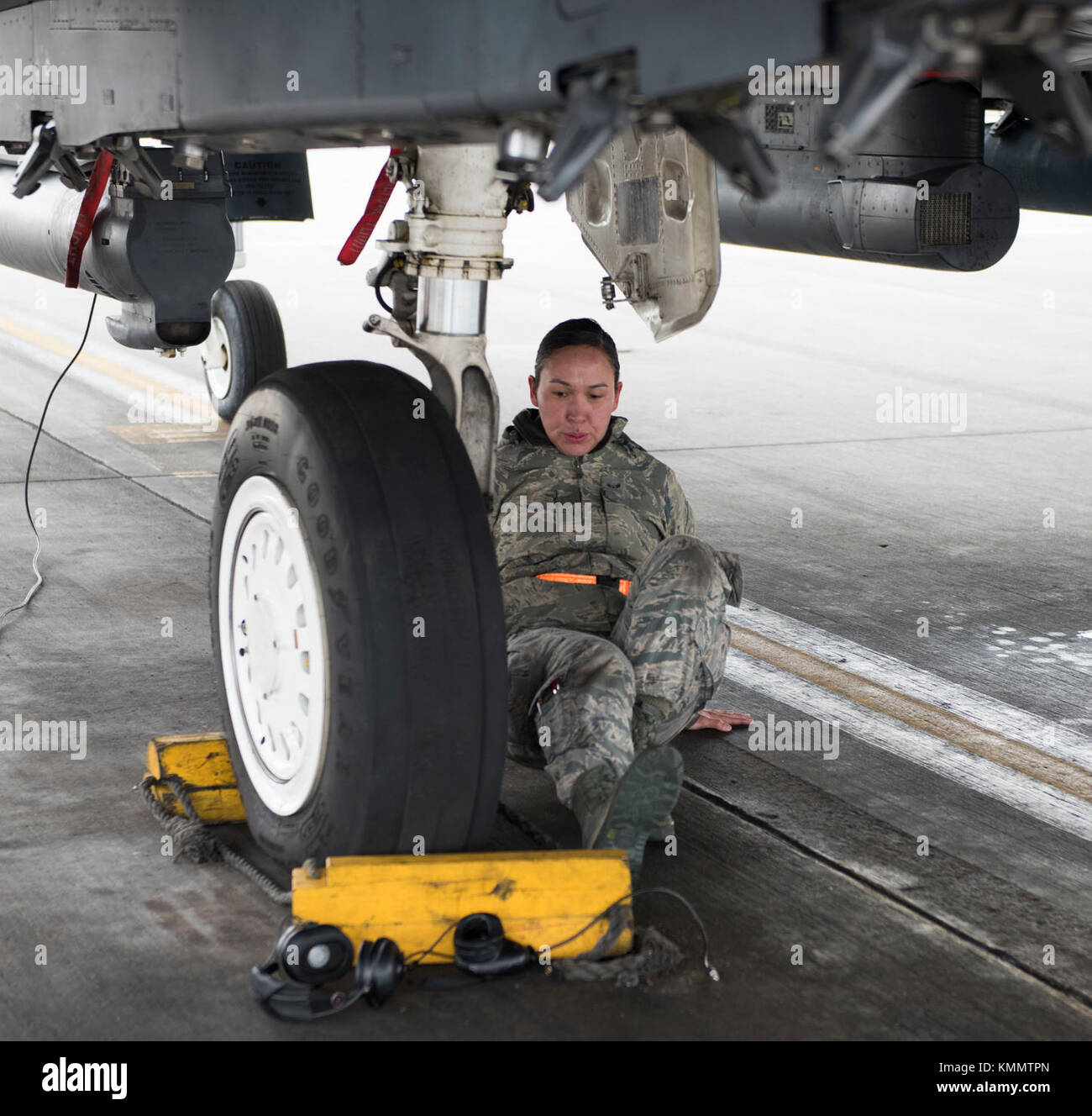 Airman 1re classe Carol Russell, un technicien en avionique de la 391e unité d'entretien d'aéronef F-15E, lance une craie pour la desserrer en vue du lancement d'un avion le 29 novembre 2017, à la base aérienne de Mountain Home, Idaho. L'une des tâches de Russell est de tirer des craies pour que l'avion puisse prendre un taxi avant le décollage. (É.-U. Force aérienne Banque D'Images