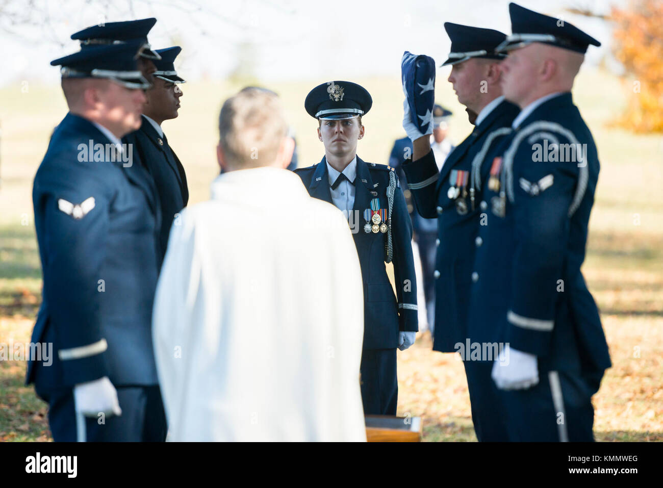 Le capitaine de l'US Air Force Jennifer Lee (centre) et les membres de l'US Air Force sur la garde d'honneur de participer à l'honneur de funérailles du Lieutenant-colonel de l'US Air Force (ret.) William Hellkamp dans l'article 55 du Cimetière National d'Arlington, Arlington, Virginie, le 1 décembre, 2017. Hellkamp a servi dans l'armée américaine pendant la Seconde Guerre mondiale, de 1945 à 1946 et est retourné au service actif en 1949 avec l'US Air Force après avoir reçu un baccalauréat de l'Université de Cincinnati. Hellkamp ont participé au Vietnam, en Corée, et les conflits de la DEUXIÈME GUERRE MONDIALE avant de prendre sa retraite en 1977. Lui et sa famille pour en revenir à Fairfield, en Virginie où Banque D'Images