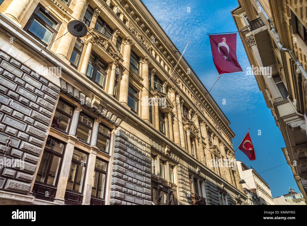 Brandissant des drapeaux turcs et suspendus sur un bâtiment ancien en pierre.ISTANBUL, TURQUIE, le 22 avril, 2017 Banque D'Images
