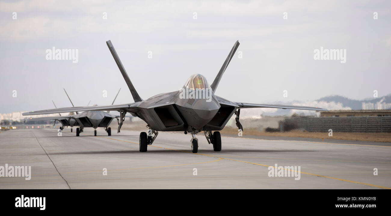 F-22 Raptors de la base conjointe Elmendorf-Richardson, Alaska, taxi pour décollage à la base aérienne de Gwangju, République de Corée, 04 décembre 2017. L'avion de chasse participe à l'exercice de routine Pinensula-Wide, vigilant Ace-18. (US Air Force Banque D'Images