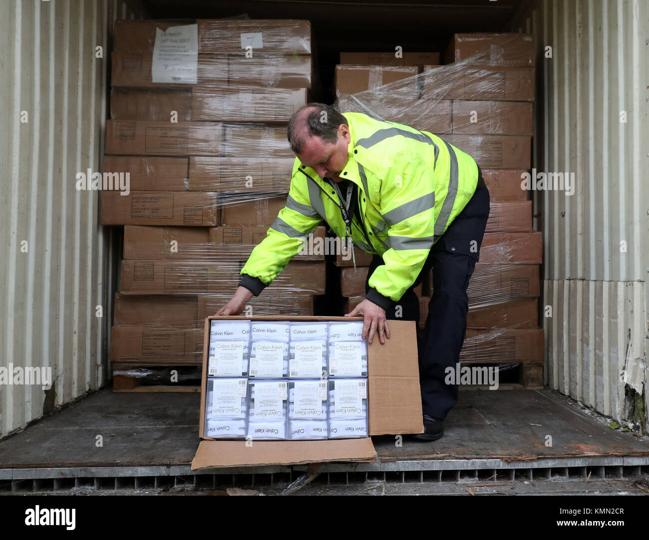 NOTE DU RÉDACTEUR : étiquettes de consignation pixelisées par PA photo 24 Un officier de l'Armée de la frontière Robert Martin avec Calvin Klein qui sont parmi les biens saisis au port de Southampton avant les fêtes de fin d'année. Banque D'Images