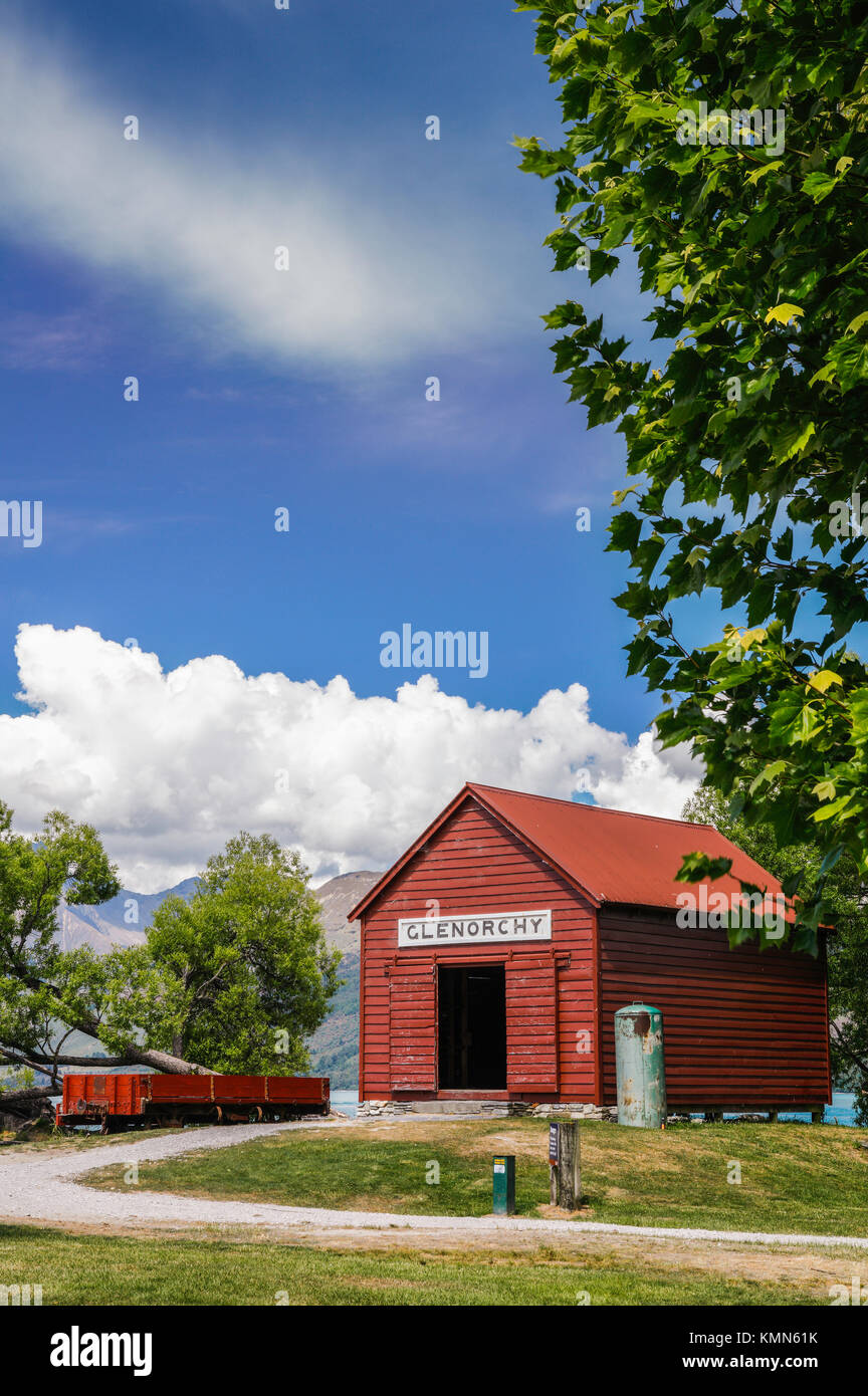 Le célèbre red boat shed de Glenorchy, Lac Wakatipu, Nouvelle-Zélande. Banque D'Images
