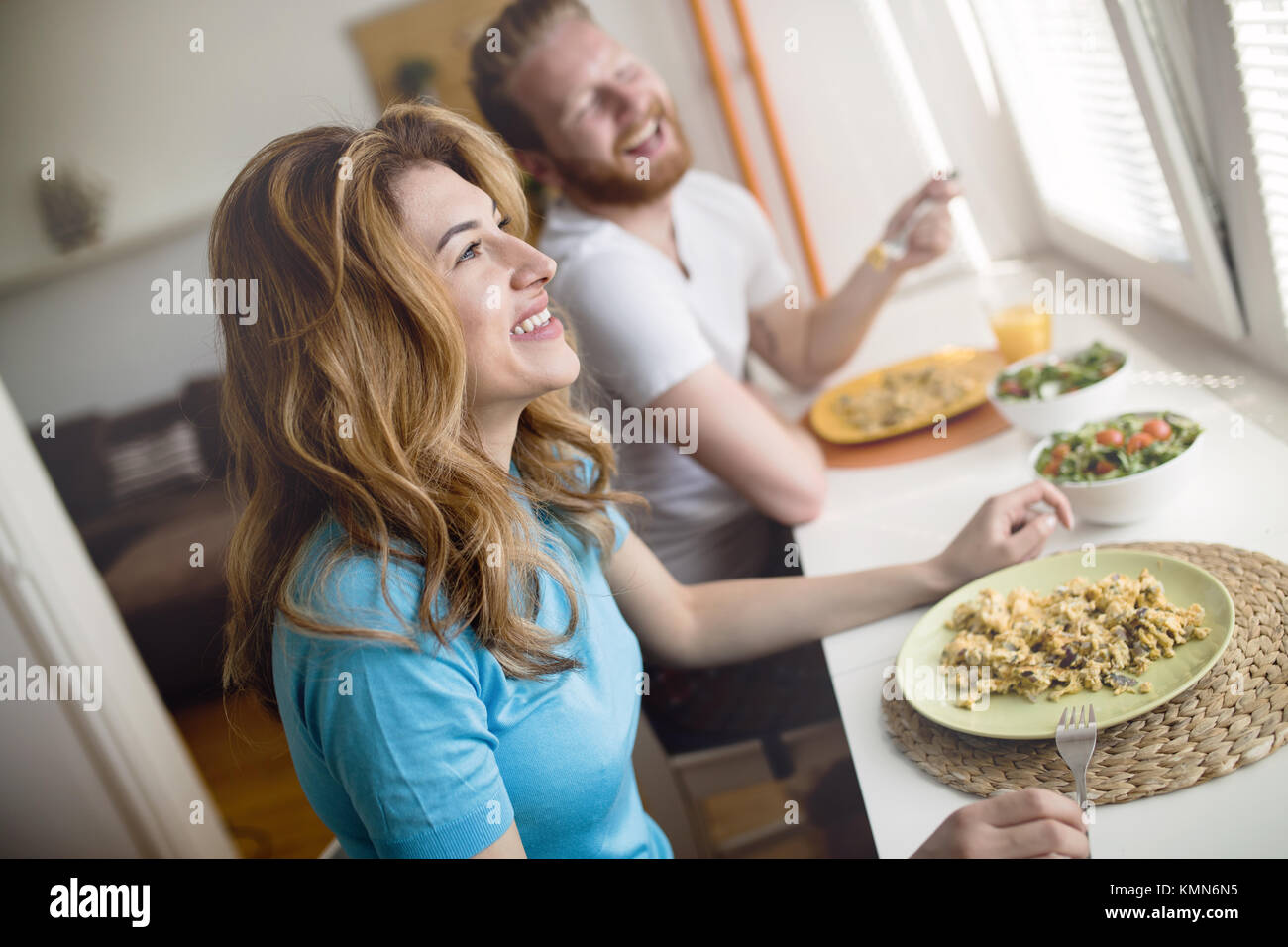 Couple ayant le petit déjeuner le matin et smiling Banque D'Images