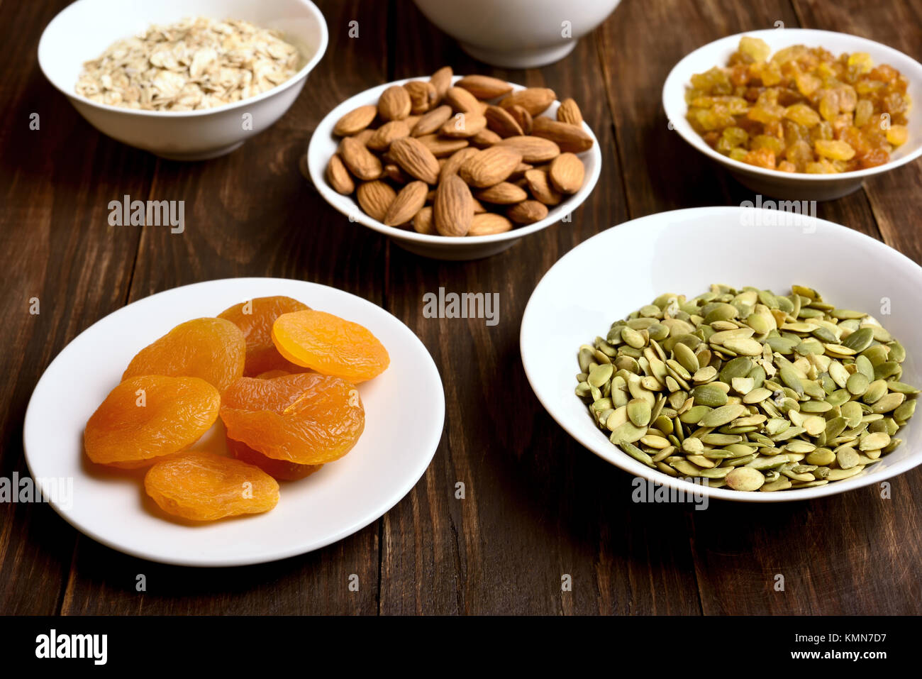 Collation santé dans un bol. Ingrédients pour la cuisson des céréales sur table en bois. Banque D'Images