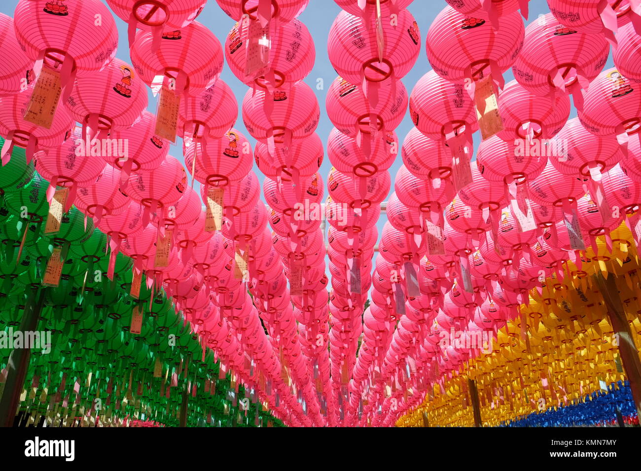 De ballons à la Grotte de Seokguram à Gyeongju en Corée du Sud pour célébrer la Journée de Bouddha. Banque D'Images