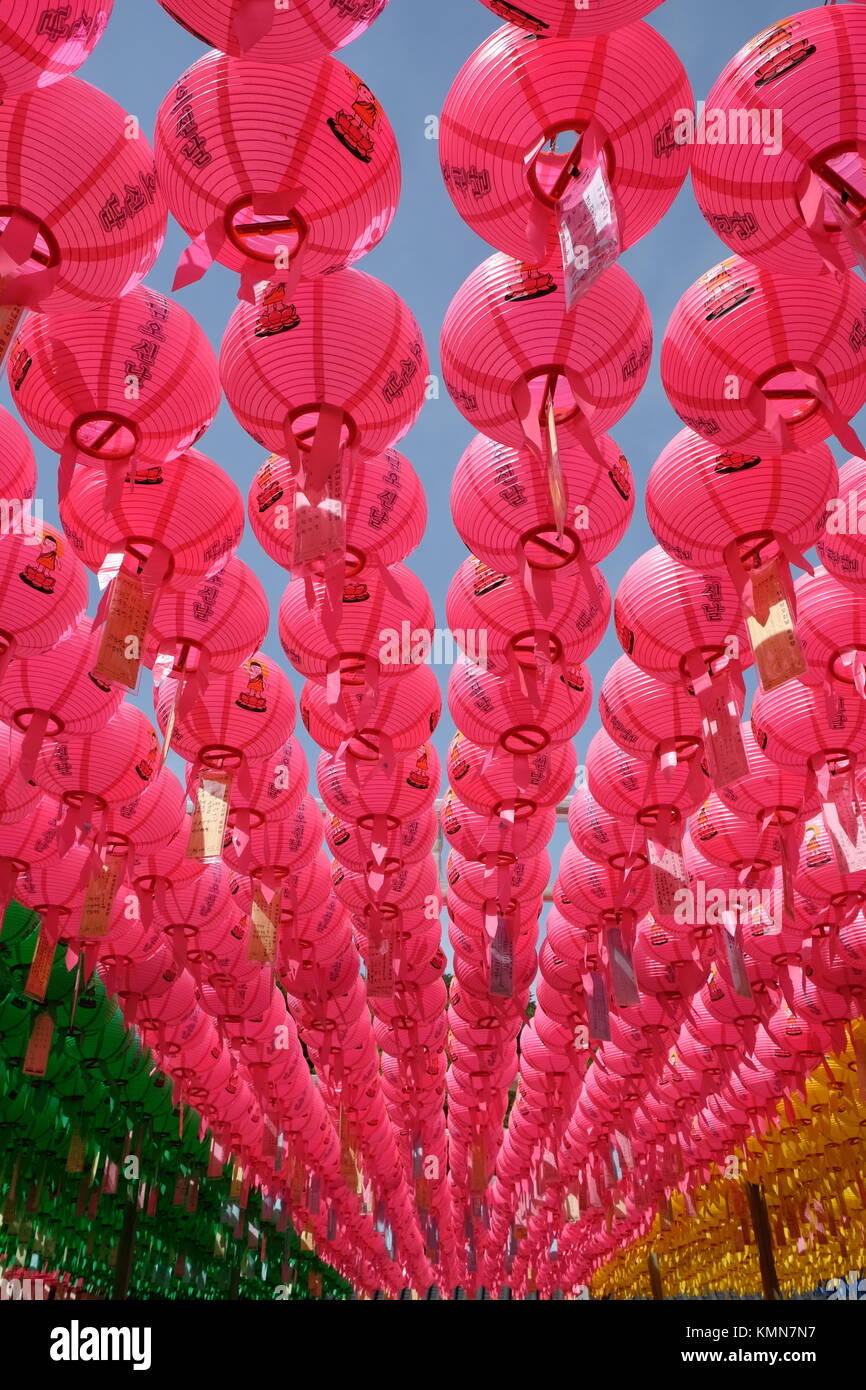 De ballons à la Grotte de Seokguram à Gyeongju en Corée du Sud pour célébrer la Journée de Bouddha. Banque D'Images