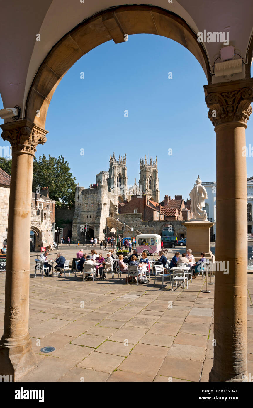 En regardant de la galerie d'art vers Bootham Bar et The Minster en été York North Yorkshire Angleterre Royaume-Uni GB Grande-Bretagne Banque D'Images