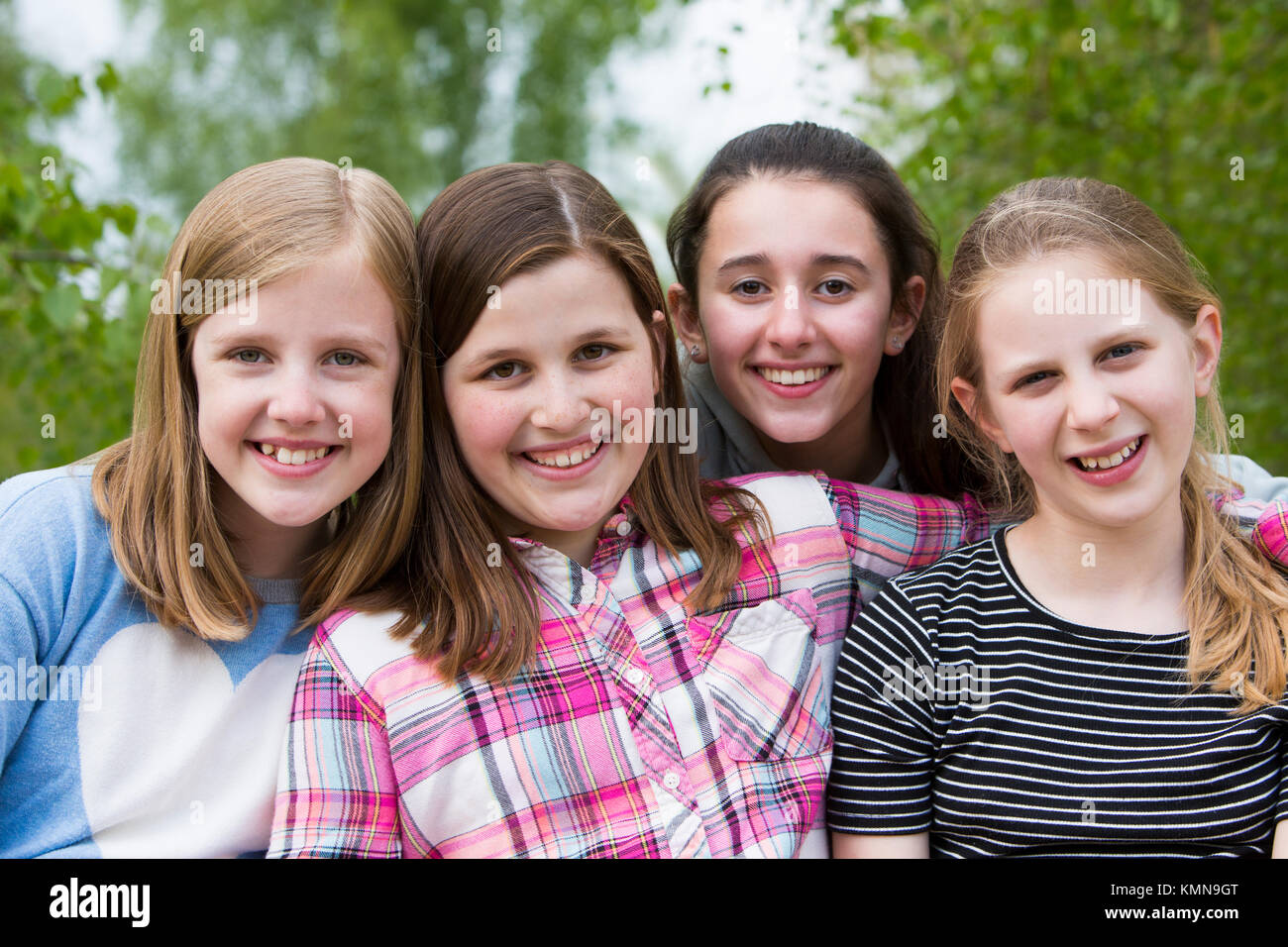 Portrait de jeunes filles s'amusant en Parc Banque D'Images