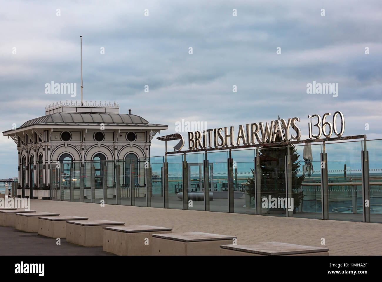 British Airways signe i360 et jetée Ouest Salon de Thé, reconstruit 1866 Jetée ouest péage, à Brighton, East Sussex, Angleterre Royaume-uni en Décembre Banque D'Images