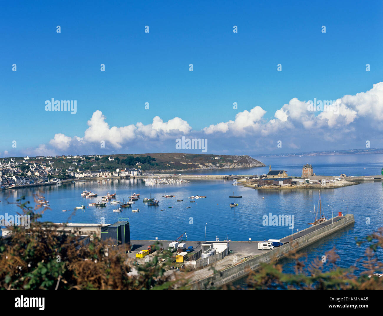 9698. Finistère, Crozon, Camaret et digue bandes SILON en non tissé, Bretagne, France Banque D'Images