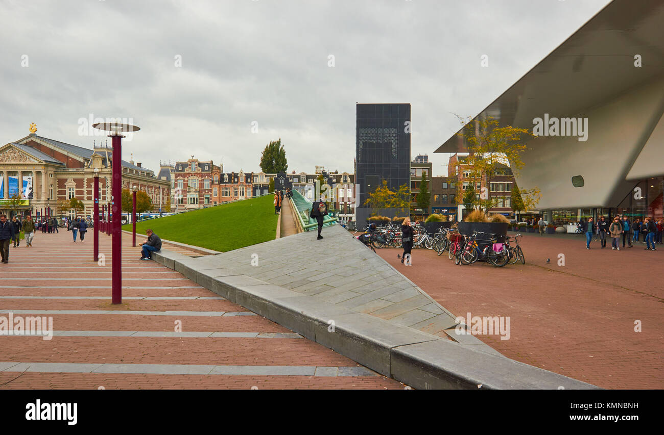 Museumplein (place des Musées) avec Concert-Gebouw à gauche et le Stedelijk Museum, par extension Benthem Crouwel Architects sur la droite, Amsterdam, Pays-Bas Banque D'Images