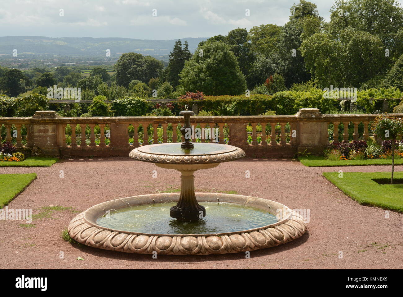 Fontaine de jardin et Vista Banque D'Images