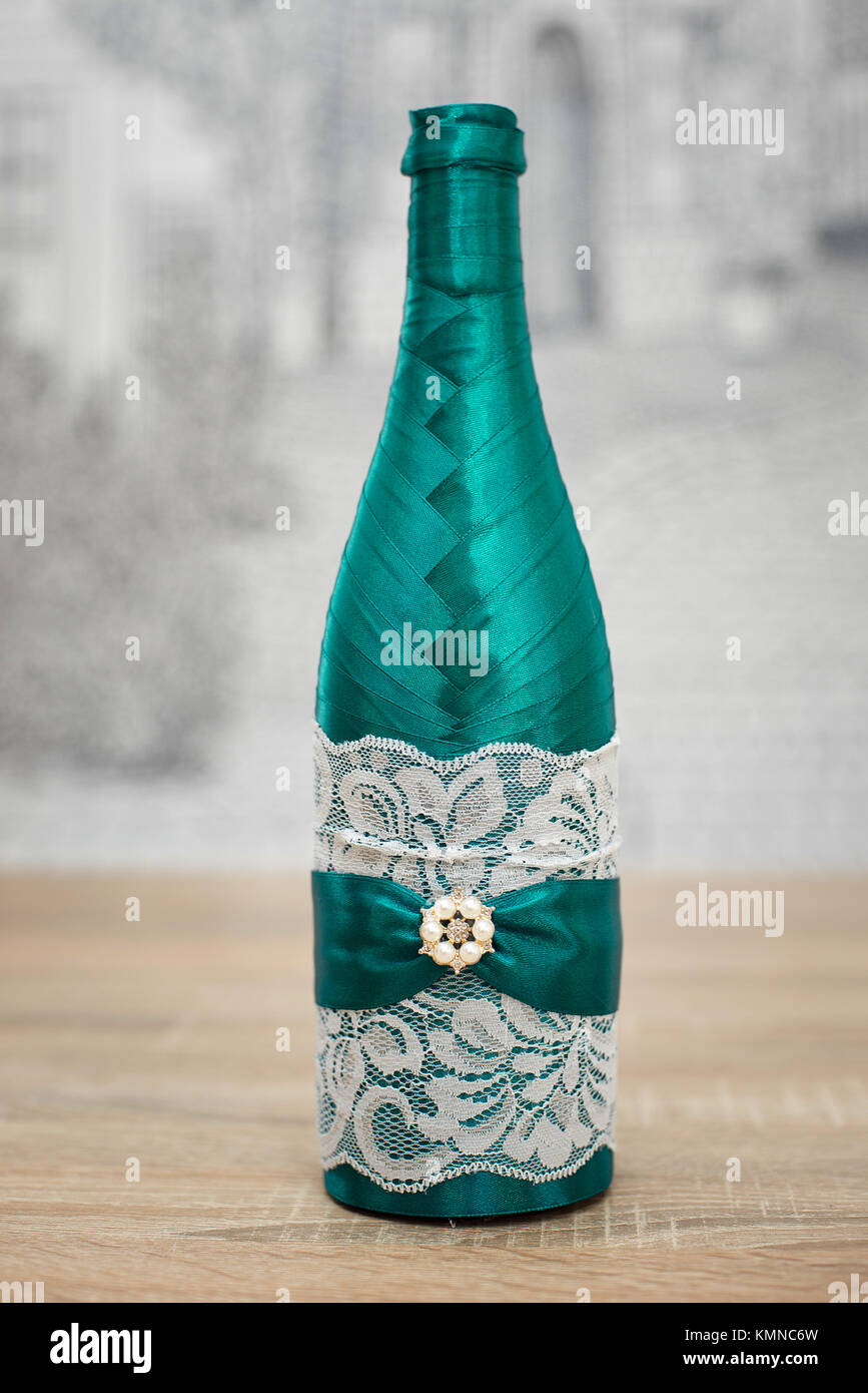 Bouteille de champagne décorée sur la table en bois concept décoration de  mariage Photo Stock - Alamy