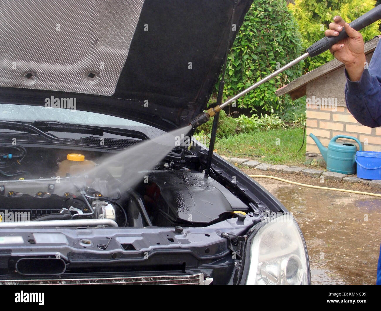 Nettoyage du moteur de voiture avec jet d'eau haute pression Photo Stock -  Alamy